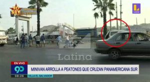 Minivan pirata arrolla a peatones que cruzaban la Panamericana Sur [VIDEO]