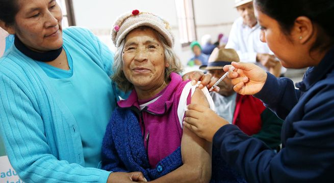 Coronavirus: dónde pueden vacunarse gratis contra la neumonía los adultos mayores