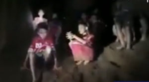 Hallan con vida a 12 niños atrapados en cueva de Tailandia