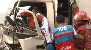 Callao: dramático rescate de chofer en avenida Costanera