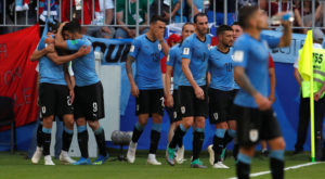 Uruguay golea 3-0 a Rusia y pasa a octavos como líder del grupo A