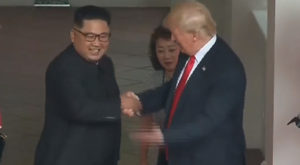 El histórico apretón de manos de Donald Trump y Kim Jong-un