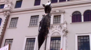 Cuelgan ‘rata’ gigante frente al Poder Judicial del Cusco