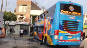 Pasajeros y chofer de bus frustran asalto