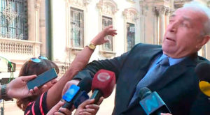 Mujer golpea al congresista Guido Lombardi en la puerta de Palacio de Gobierno