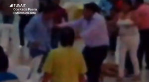 Piura: sujeto propinó brutal patada a mujer en fiesta de colegio de abogados