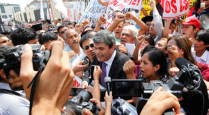 Simpatizantes de Ollanta Humala y Nadine Heredia celebran decisión del TC