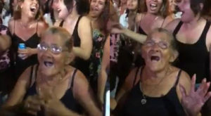 Abuelita se robó el show en un concierto