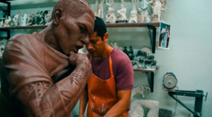 Escultor peruano rinde homenaje a Paolo Guerrero con una estatua de bronce