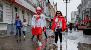 Hinchas de Perú y Francia calientan el partido en Ekaterimburgo