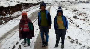 Huancayo: niños caminan horas en la nieve para ir al colegio