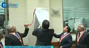 Cae placa recordatoria durante ceremonia del Poder Judicial