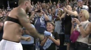 El gran gesto de un jugador de la MLS con una pequeña hincha presente en el estadio