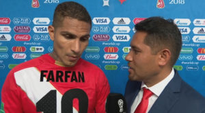 Paolo Guerrero celebra triunfo peruano con camiseta de Farfán