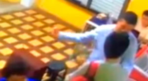 Padre golpea brutalmente al amigo de su hijo por llevarlo a jugar videojuegos