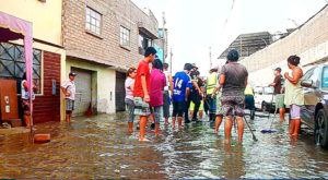 Aniego de río surco afectó decenas de viviendas y SEDAPAL responsabiliza al municipio