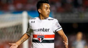 Christian Cueva fue captado jugando fulbito en un barrio trujillano y podría recibir sanción