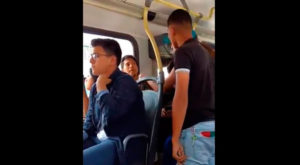 Peruano y venezolano protagonizan violenta pelea en transporte público