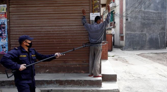 El curioso método de la policía de Nepal para detener ‘a distancia’ a los que violan la cuarentena