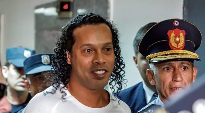 Ronaldinho juega en prisión contra un asesino y un ladrón, pero pierde [VIDEO]