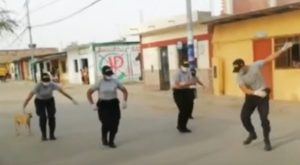 Policías bailan durante patrullaje en toque de queda [Video]