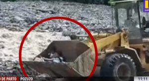 Mujer en trabajo de parto sube a cargador frontal para cruzar río [Video]