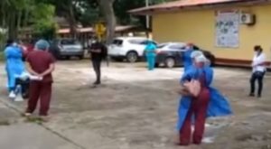 El sentido rezo de las enfermeras antes de iniciar su jornada en hospital de Ucayali [VIDEO]