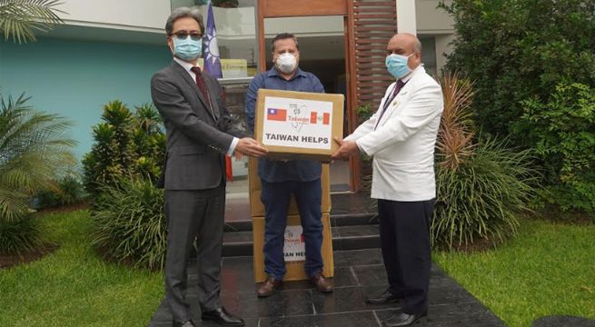 Representante de Taipéi en el Perú dona siete mil mascarillas al Hospital Santa Rosa
