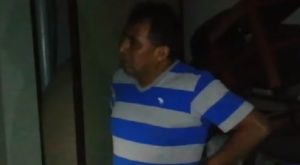 Ayacucho: gerente edil y trabajadora son intervenidos tomando licor en local municipal [VIDEO]