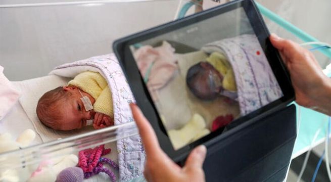 Madres conocen a sus hijos a través de videollamadas en medio de la pandemia