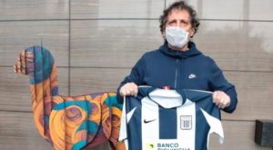 Alianza Lima: Mario Salas llegó al Perú y posó con la camiseta blanquiazul