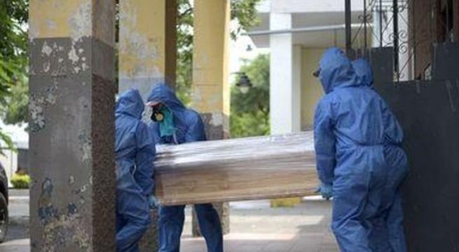 Familias ecuatorianas recuperan restos de muertos extraviados en medio de la pandemia