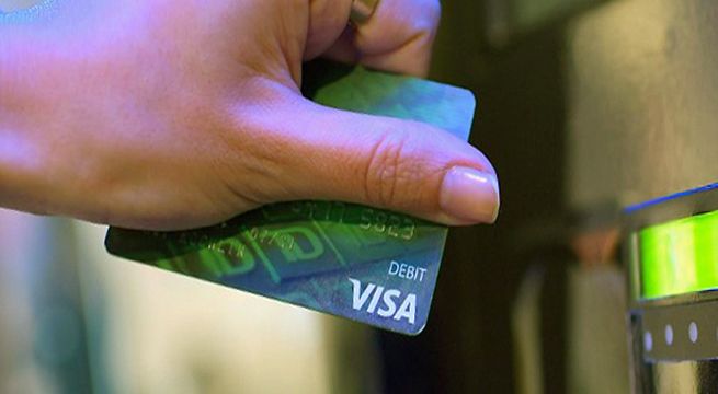 Bancos deberán emitir una tarjeta de crédito sin membresía desde esta fecha
