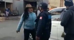 Mujer sin mascarilla escupió a miembro del serenazgo de Juliaca [VIDEO]