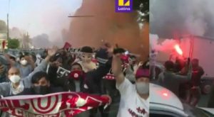 Estos desmanes de hinchas de la U provocaron suspensión de Liga 1 [Video]