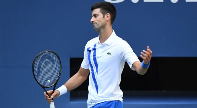 Novak Djokovic es descalificado del Abierto de Estados Unidos por golpear a una jueza con una pelota