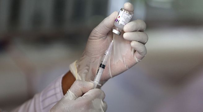 Oxford suspende ensayos de vacuna anti Covid-19 por efecto adverso en un paciente