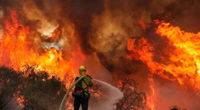 Miles de bomberos luchan para sofocar incendio «apocalíptico» en la costa oeste de EEUU