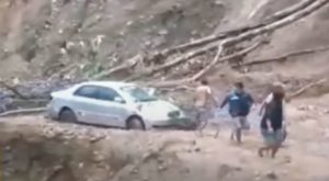 Huaico arrastró automóvil y ocupantes se salvan de milagro en Oxapampa [VIDEO]