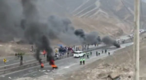 Manifestantes bloquean carretera Panamericana Sur cerca de Pucusana