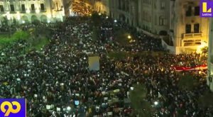 Miles de manifestantes se congregan en la Plaza San Martín