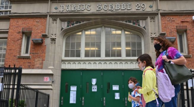 Nueva York cerrará sus escuelas públicas por aumento de casos de covid-19
