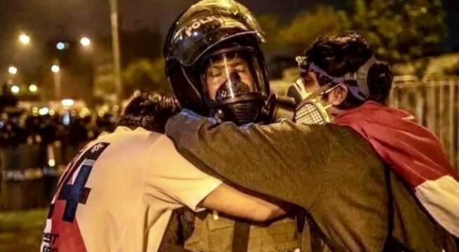 Habla policía que abrazó a dos jóvenes manifestantes en impactante fotografía