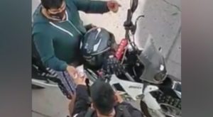 Captan a policías recibiendo presuntas coimas en calles de Ayacucho