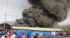 Gigantesco incendio consumió 120 puestos en mercado