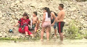 Bañistas llegan al río Lurín tras cierre de playas