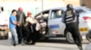 Taxista embiste a inspectores al escapar de operativo