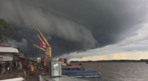 Extraña nube de tormenta sobre río Ucayali sorprendió a vecinos de Pucallpa