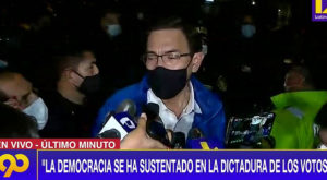 Expresidente Martín Vizcarra fue recibido entre aplausos al llegar a su hogar