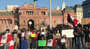 Peruanos en el extranjero protestan contra vacancia